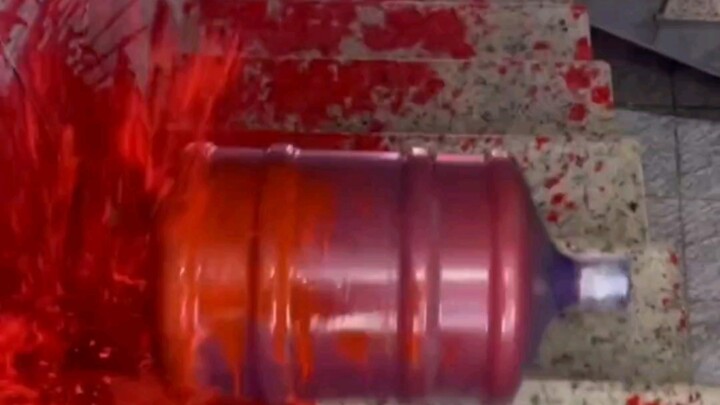 مسابقة تدحرج الزجاجات على الدرج