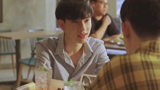 Pekerja cinta, junior licik, senior yang cemburu berpegangan tangan untuk berfoto dan membuat lingka