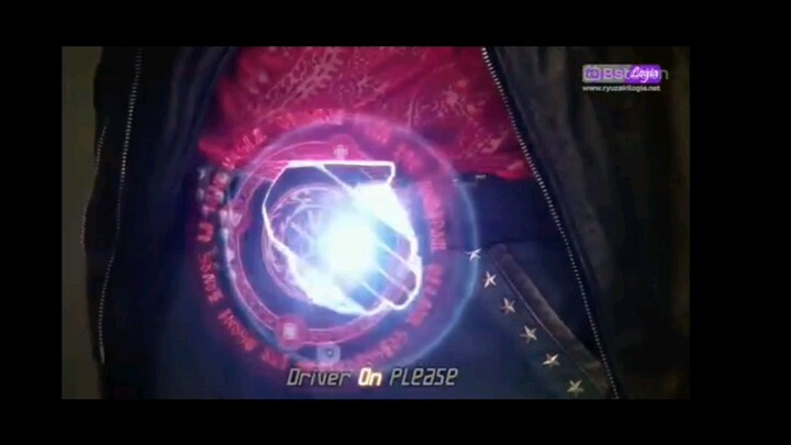 Kamen rider fight diiringi dengan 3 lagu