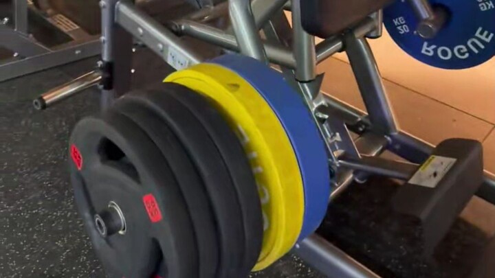 A newbie with pure strength walked into the gym for the first time and immediately declared he’d nev