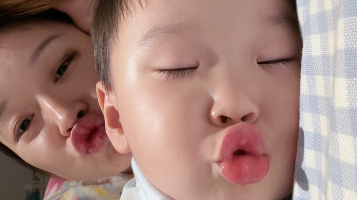 ลูกน้อยวัยสองขวบกว่า ทุกคืนกล่อมตัวเองให้หลับได้ด้วยตัวเอง ช่างสบายใจจริงๆ