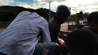 Cuộc sống châu phi __ Buổi chiều đi rẫy về của người dân Angola khác Vệt Nam