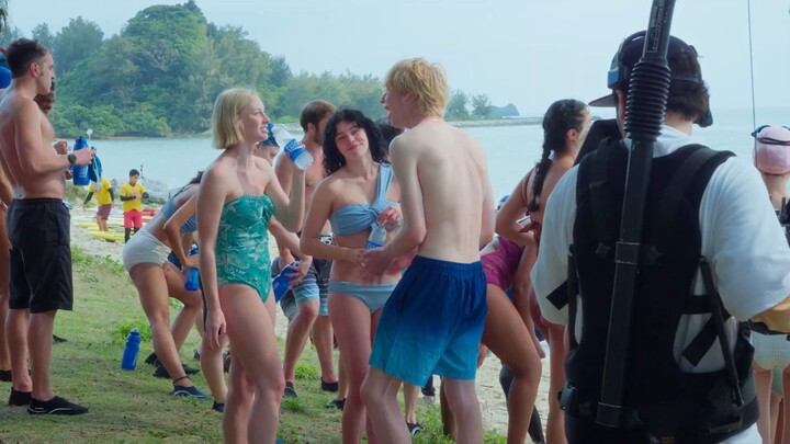 Japanese people have gone wild again: behind-the-scenes footage of 1,000 people filming at sea revea