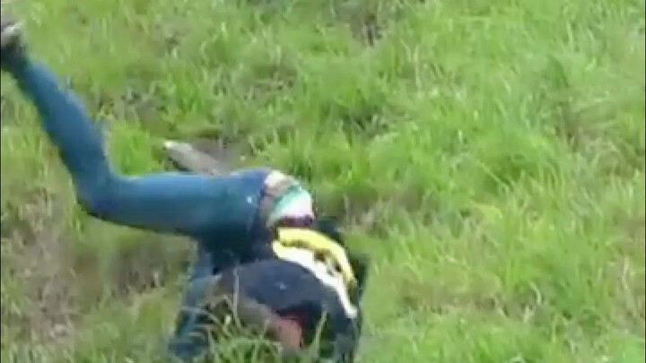 Lomba gulung keju? Ini lebih kayak lomba gulung otak—otakmu bakal benar-benar digoyang sampai merata