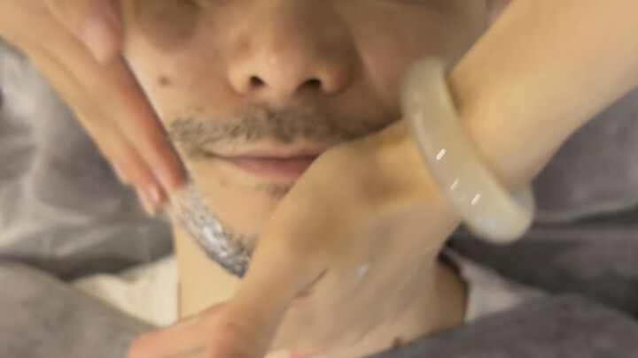 Seorang kakak laki-laki yang “khusus” datang dari Beijing untuk mencoba perawatan cukur wajah kami.