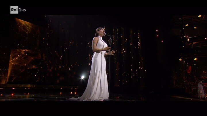 Sanremo 2026 prima serata Serena Brancale canta Qui con me