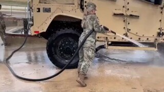 这水枪劲再大点我就可以骑它下班了