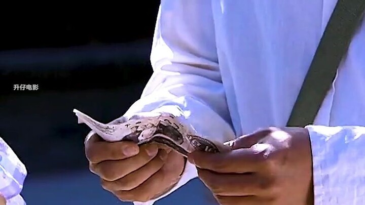 เพราะใช้เงินของครอบครัวไปสิบหยวน พ่อจึงลงมือฉีกฝันการสอบเข้ามหาวิทยาลัยของลูกชายจนย่อยยับ...