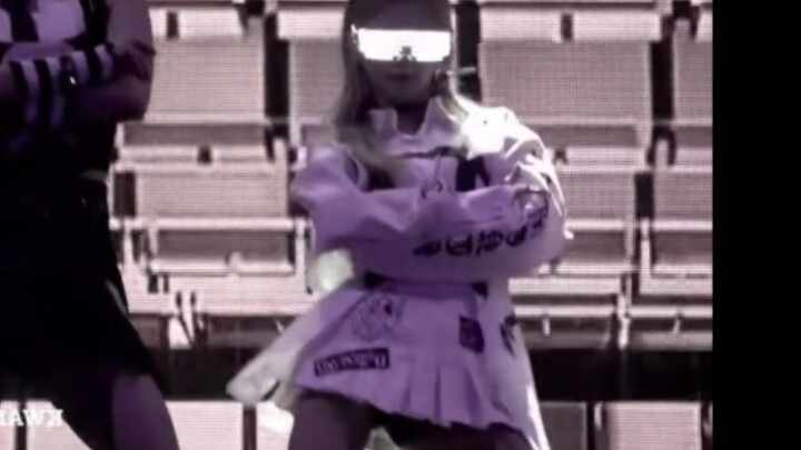 Tôi có thể nói Triệu Mỹ Yến nhảy rất đẹp không? Cô ấy vừa quyến rũ vừa quyến rũ. Bracadabra xoay hôn