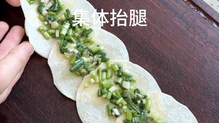 Use dumpling skin to make lazy scallion pancakes, which are fragrant, crispy and delicious~