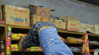 Keahlian baru Power Boy: makan mie terbalik...