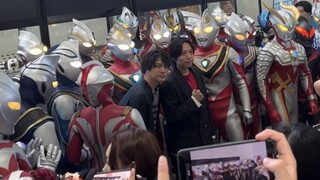 Ultraman fans are having a blast!!! Yoshioka and Takano-san are surrounded by Ultraman!