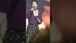 아이유 IU recognized fans who are wearing Hotel Del Luna Costumes - Love Poem Concert in Manila