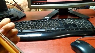 proновичок играет простую мелодию 🤣