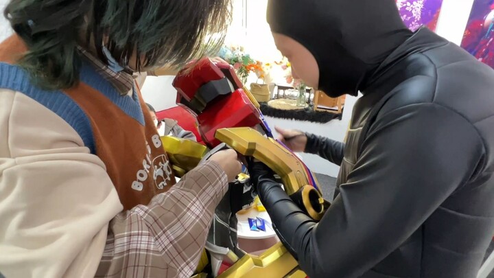 What effects can be achieved by making your own leather case?