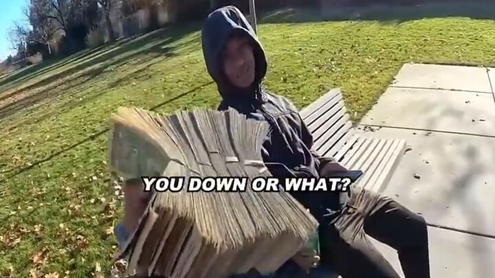 إذا أمسكت بي، سأعطيك ألف دولار أمريكي