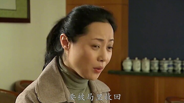 البطلة التي تولَّت المهمة في لحظة الخطر أصبح زملاؤها ورؤساؤها يغارون من قدرتها على كسب المال، فراحوا