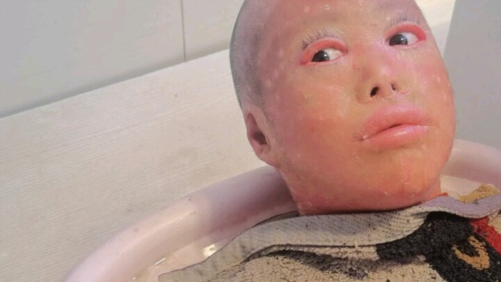 Semua anggota keluarga sudah terkena flu, hanya Mongmeng yang tidak. Setiap hari berendam dengan ram