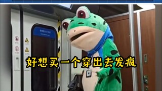 Chúng rõ ràng là một biểu cảm, nhưng lại thể hiện muôn vàn cảm xúc; mặc bộ đồ ếch là người xã giao g