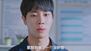 给校霸凳子上放胶水直接粘上！