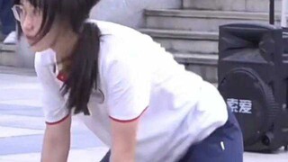 สาวน้อยนักเรียนลูรี่สวมแว่นเต้นร้อนแรงกลางสนามกีฬาจนกลายเป็นตำนาน!