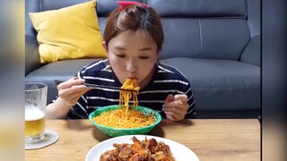 Mukbang thịt chiên giòn sốt chua ngọt và mỳ cay #mukbang