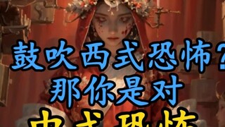 Có một chồng bài trên bàn, nhưng không có ai ngồi trên ghế xung quanh. Phía sau là các hàng bài linh