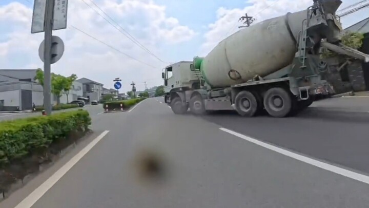 Cất cánh rồi, làm sao mà tránh đây?