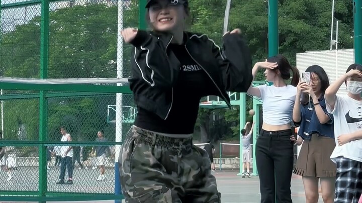 K-pop random dance played "Juguang" (˃ ⌑ ˂ഃ )—surprisingly, someone actually knows how to dance it! 