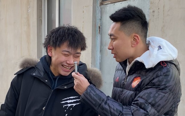 Paman ini sampai merobohkan rumahnya demi melarikan diri dariku???