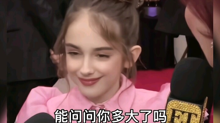 Hilarious! She actually uses a tens-of-thousands-yuan handbag to carry THIS...