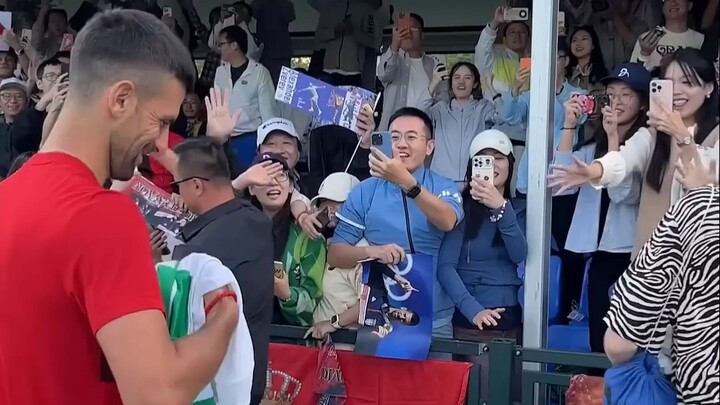 Djokovic sangat populer di Tiongkok, segerombolan penggemar memadati sesi latihannya.