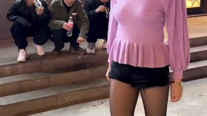 A classmate’s mom said: wearing black stockings is just for showing off!