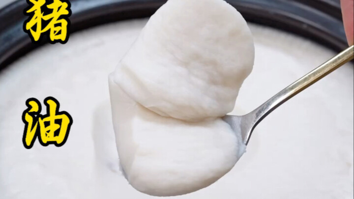 Nhiều người không biết là nên nấu mỡ lợn bằng nước hay bằng dầu, lại còn có người mua về là nấu ngay