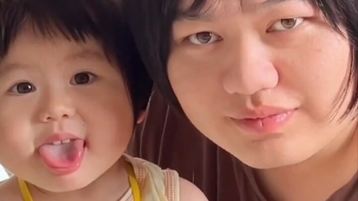 Angfeng and her little daughter really look exactly alike, right! Hahaha!