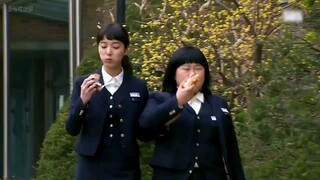 即将高考的十九岁女学霸课间休息时，一个女同学突然拦住了她。