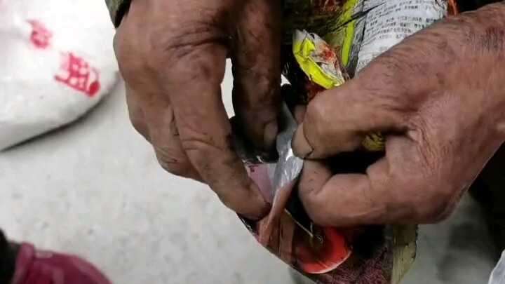 عجوز يدخل المحل لشراء شيء، وعندما يخرج محفظته يشعر بحزن لا يُوصف!