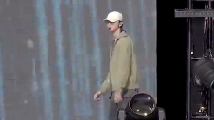 During rehearsal, Xiao Ba saves energy and looks effortlessly cool.