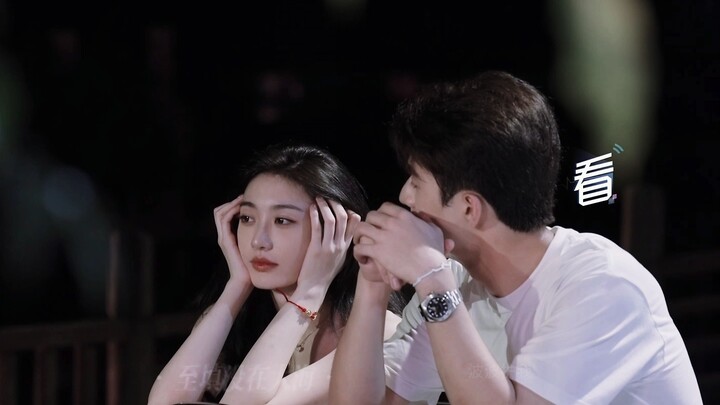 ลูกสุนัขตัวน้อยที่สดใสและร่าเริงนั้น จริงๆ แล้วอิจฉาตัวเองและเป็นคนบ้าพุงดำด้วย