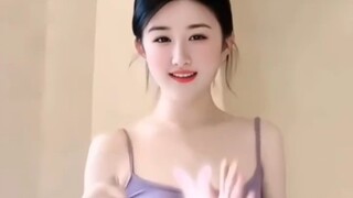 อู๋ นานา นักแสดงสาวที่อายุน้อยที่สุดของคณะร้องเพลงและเต้นรำเอเวอร์แกรนด์ สวย ใส ขี้เล่น และน่ารัก