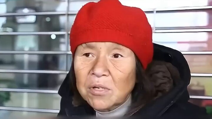 Ông lão đến nơi trú ẩn để xin tiền, xin một tấm vé, sau đó đổi thành 50 tệ để mua thịt