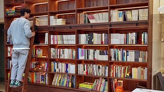 سألني الكثيرون كيف جاءت فكرة عمل حائط من الأكشاك وخزائن الكتب المنزلقة في المكتب؟