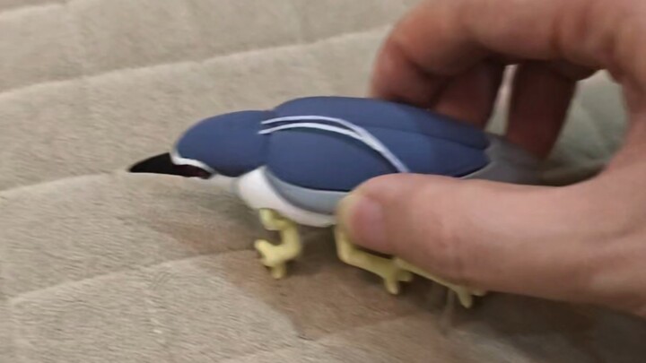 Hình như nhà mình có gián vào rồi… Ừ, cậu là ai vậy?