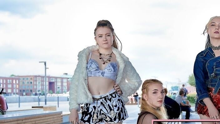 A Russian girl danced to BLACKPINK's 'How You Like That' on the street, so cool!