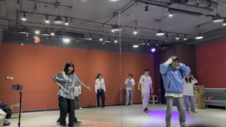 Today probably isn't as much like performing Yangge dance as yesterday [Roy Roi_crying]