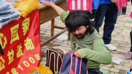 Một chàng trai trẻ khuyết tật nhưng kiên cường kiếm sống bằng nghề nhặt rác; anh đã quyên góp hơn mộ