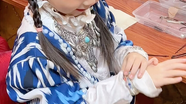 عندما تدخل قرية، اتبع عاداتها: الملابسُ الشعبيةُ جميلةٌ حقًا…