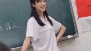 清纯学妹用甜甜的舞蹈为即将高考的学长学姐们加油打气！