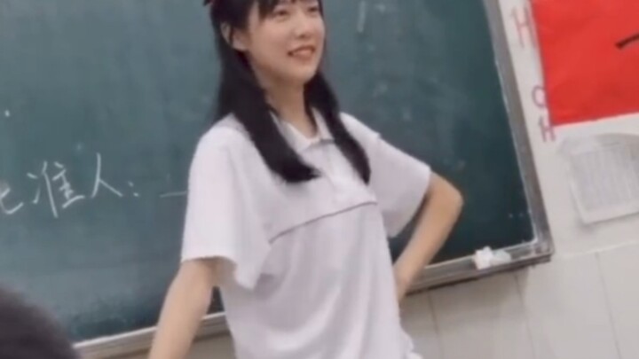 Cô gái học sinh trong sáng dùng điệu nhảy ngọt ngào để cổ vũ tinh thần cho các anh chị sắp thi đại h