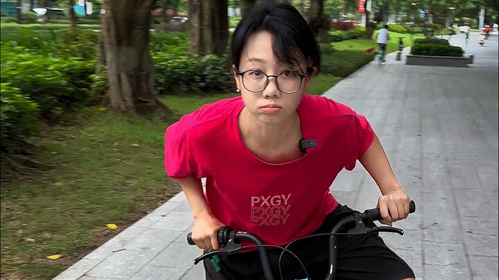 男孩子自己骑车千万要注意安全